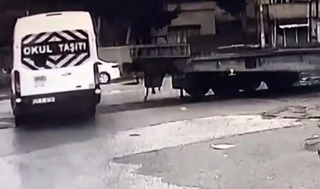 Hemzemin geçitte öğrenci servisine tren çarptı: O anlar kamerada