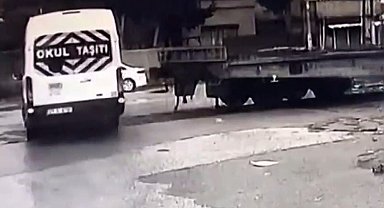 Hemzemin geçitte öğrenci servisine tren çarptı: O anlar kamerada