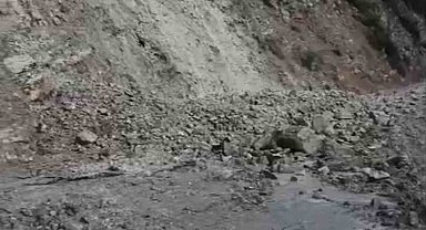 Heyelan köy yolunu ulaşıma kapattı