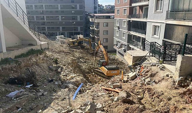 Heyelanda çöken istinat duvarının enkazını kaldırma çalışmaları sürüyor