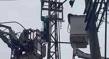 Hırsızlık için çıktığı elektrik direği sonu oldu