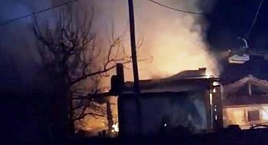 Hisarcık'ta çıkan yangında ev ve samanlık tamamen yandı