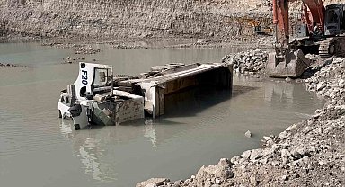 Hisarcık'ta maden sahasında hafriyat kamyonu devrildi: 1 ölü