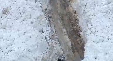 Hizan'da köy yoluna çığ düştü