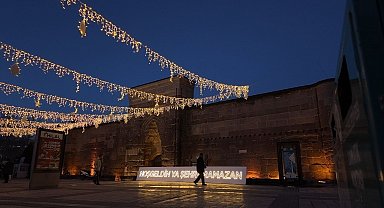 Hunat Cami ışıklarla donatıldı