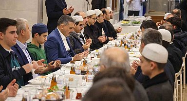 İçişleri Bakanı Mustafa Çiftçi, Kur'an kursu öğrencileriyle sahur yaptı