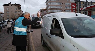 İftar vakti yolda olan sürücülere iftarlık dağıttılar