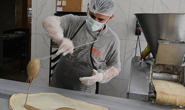 İftar ve sahur sofralarının vazgeçilmezi tahinli pide ilgi görüyor