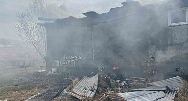 Iğdır'da çıkan yangında ev küle döndü