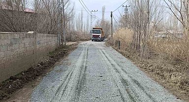 Iğdır'da köy yolunda onarım ve kumlama çalışması