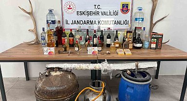 İkametlerinde faturasız kaçak alkol bulunduran 3 şüpheli yakalandı