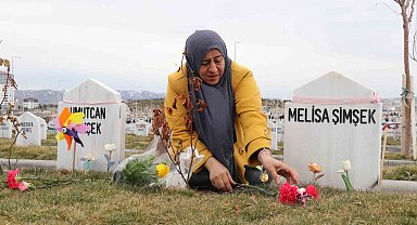 İki evladı vahşice öldürülen anne, bayram öncesi evlatlarının kabrini ziyaret etti