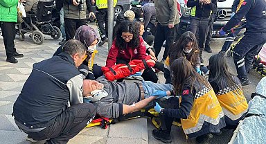 İki otomobil çarpıştı, savrulan araçlardan biri yayaların arasına daldı, 5 yaralı