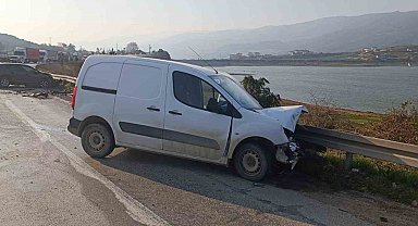 İki otomobil kafa kafaya çarpıştı: 1 yaralı