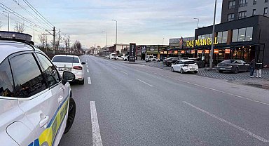 İki otomobil ve tramvayın karıştığı kazada 2 kişi yaralandı