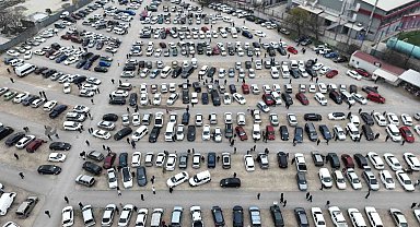 İkinci el oto pazarında buruk bayram