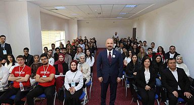 İl Sağlık Müdürü Nacar, gençlere tecrübelerini anlattı