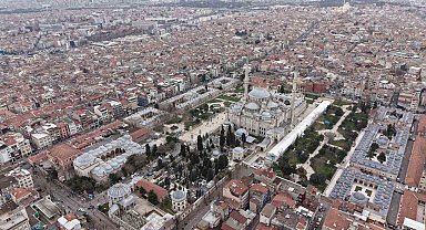 İlber Ortaylı'nın defnedileceği Fatih Camii haziresi dronla görüntülendi