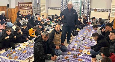 İmam Mustafa Şimşek Emet'te 15 yıldır çocuklara camide iftar veriyor