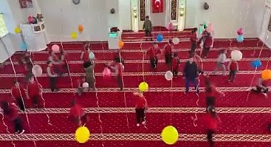 İmam ve eşinden çocuklar için camide renkli süsleme