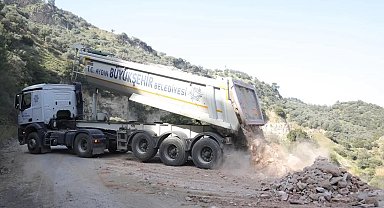 İncirliova'da çökme yaşanan yolda çalışmalar sürüyor