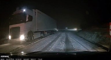 İnegöl karayolunda etkili olan kar yağışı sürücülere zor anlar yaşattı