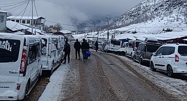 Irak sınırında 'sistem' çilesi: Vatandaşlar kar altında sabahlıyor