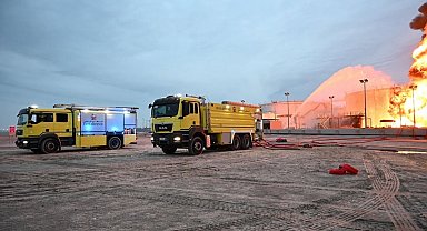 İran, Bahreyn'de yakıt tanklarını vurdu