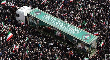 İran'da ABD-İsrail saldırılarında hayatını kaybeden üst düzey askeri yetkililer için cenaze töreni