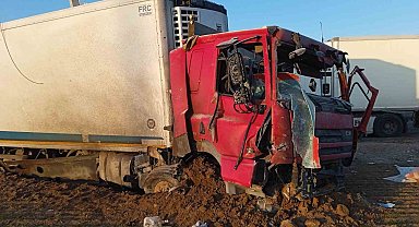 İran'da yeri delen füzenin şarapnel parçasının isabet etmesiyle genç şoföre mezar olan tırın görüntüsü ortaya çıktı