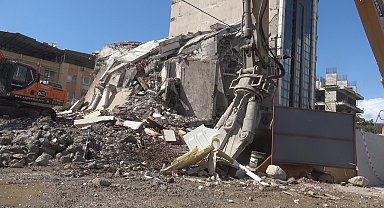 İş makinasının kolona son dokunuşu 7 katlı binayı yerle bir etti