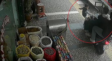 İş yerinden fırlayan 5 yaşındaki çocuğun ölümden döndüğü kaza anları güvenlik kamerasına yansıdı