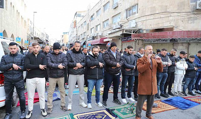 İşgal altındaki Doğu Kudüs'te Müslümanlar, bayram namazını sokakta kıldı