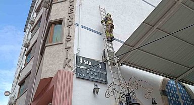 İskenderun'da ipe dolanan kuş kurtarıldı