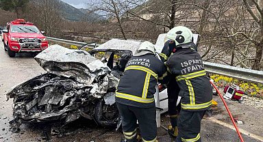 Isparta-Antalya kara yolunda feci kaza: 2 ölü, 4 yaralı