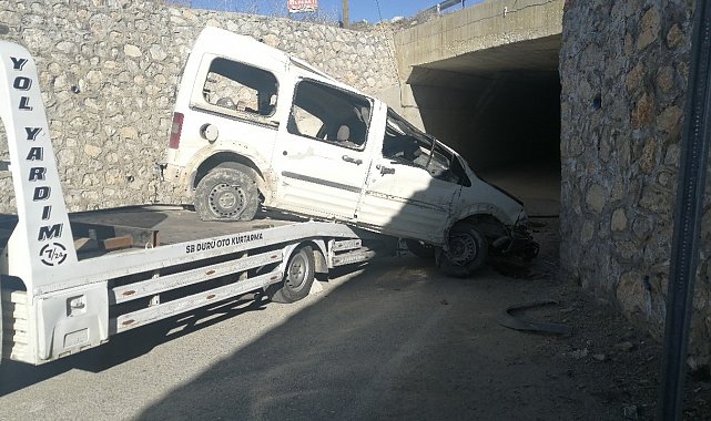Isparta'da kontrolden çıkan araç köprüden uçtu: 1'i ağır 3 yaralı