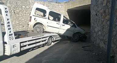 Isparta'da kontrolden çıkan araç köprüden uçtu: 1'i ağır 3 yaralı