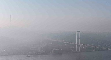 İstanbul güne sisle uyandı: Edirnekapı'da sis bulutları arasında dalgalanan Türk Bayrağı görsel şölen sundu