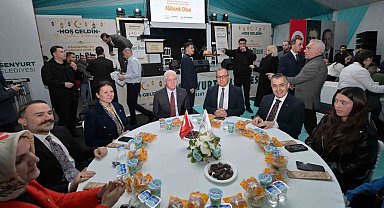 İstanbul Valisi Davut Gül ve Başkan Vekili Aksoy, Kadir Gecesi'nde vatandaşlarla iftar yaptı