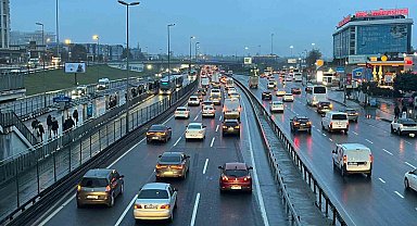 İstanbul'da bayram sonrası haftanın ilk günü sabah saatlerinde trafik yoğunluğu oluştu