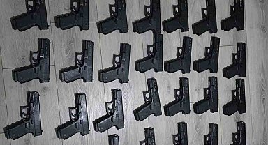 İstanbul'da gözaltına alınan kişinin evinden ve aracından 50 tabanca çıktı