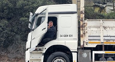 İstanbul'da kamyon sürücüsü göle dönen yolda mahsur kaldı