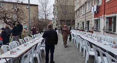 İstanbul'da komşuluk geleneğini sürdüren mahalle aynı sofrada 11'inci kez iftar yaptı