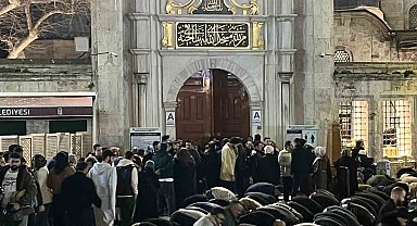 İstanbul'da vatandaşlar Kadir Gecesi'nde Eyüpsultan Camii'ne akın etti