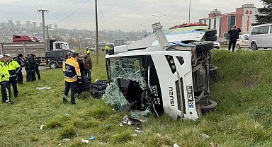 İstanbul'dan yarışmadan dönen öğrencileri taşıyan midibüs şarampole devrildi: 9'u öğrenci 15 yaralı