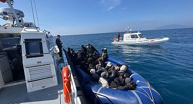 İzmir açıklarında denizde sürüklenen bottaki 30 göçmen kurtarıldı