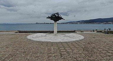 İzmir'de bayram tatili sessizliği Gündoğdu Meydanı'na yansıdı