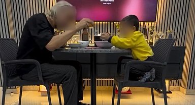 İzmir'de çocuğunu alkol masasına oturtan baba adli kontrolle serbest