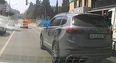 İzmir'de kural tanımaz sürücü araç kamerasına yansıdı