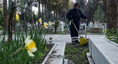 İzmir'de mezarlıklar Ramazan Bayramı'na hazırlanıyor